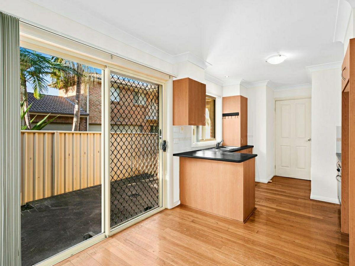 2/25 Gladstone Avenue, Wollongong - image 2