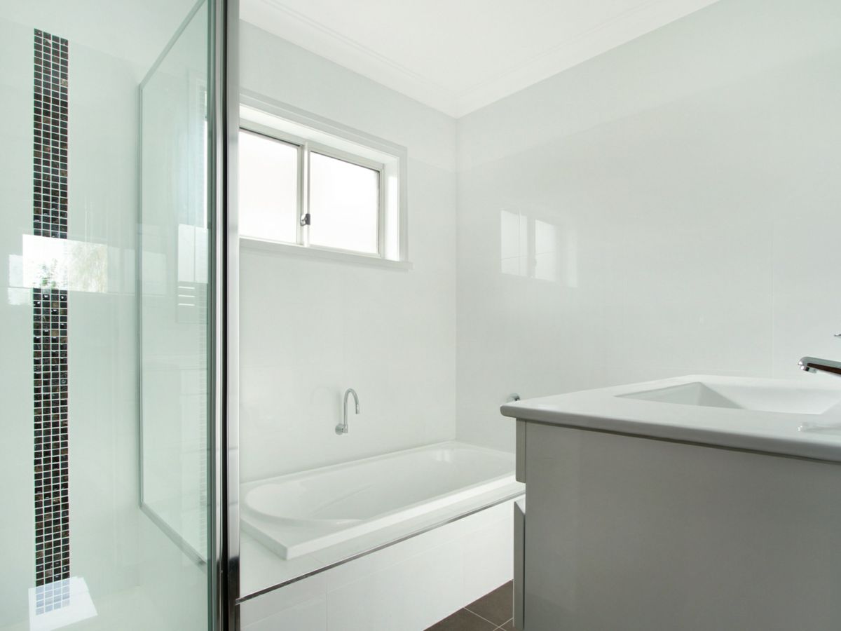 2/27A Mckenzie Ave, Wollongong - image 2