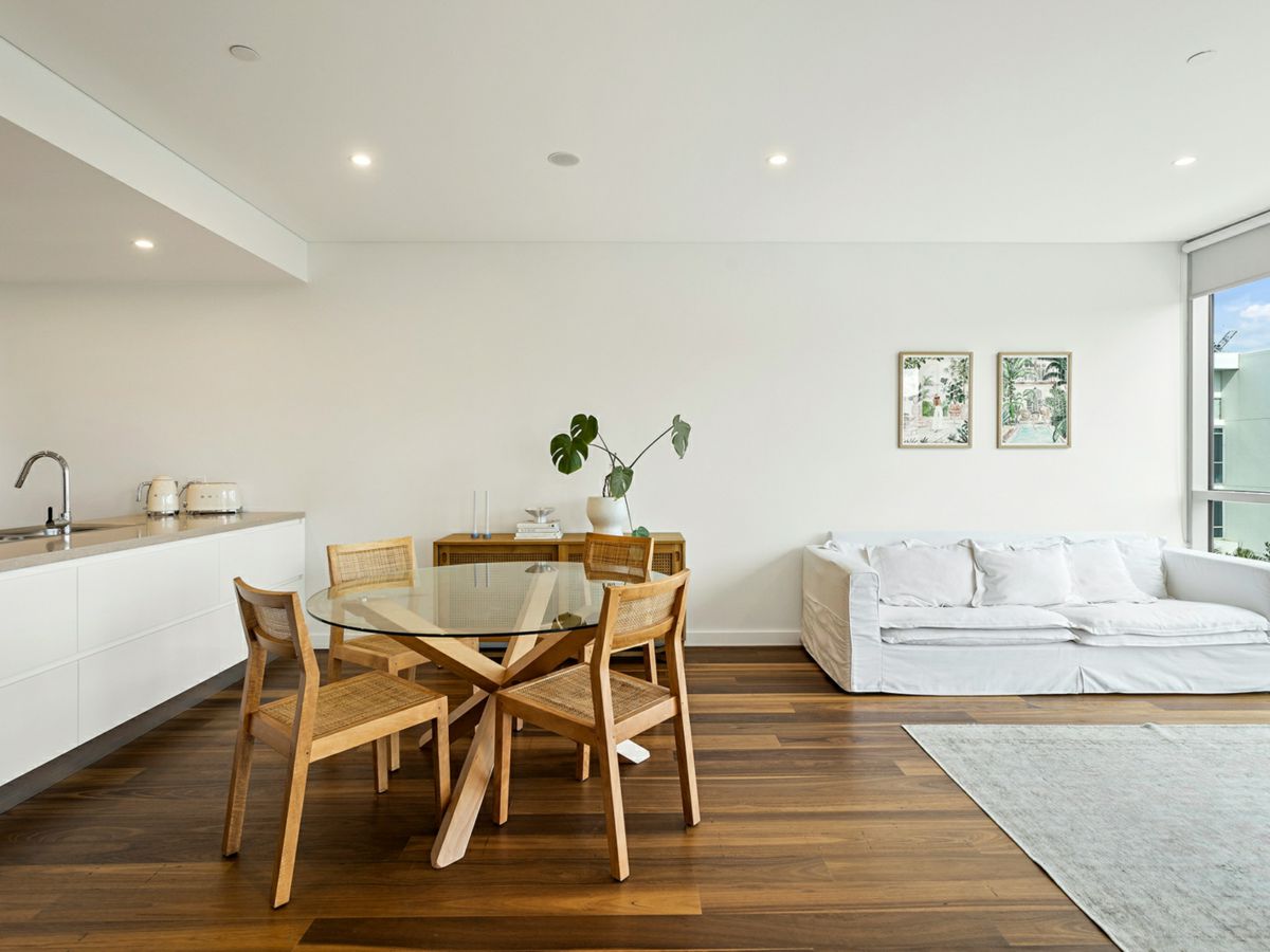 208/10 Regent Street, Wollongong - image 1
