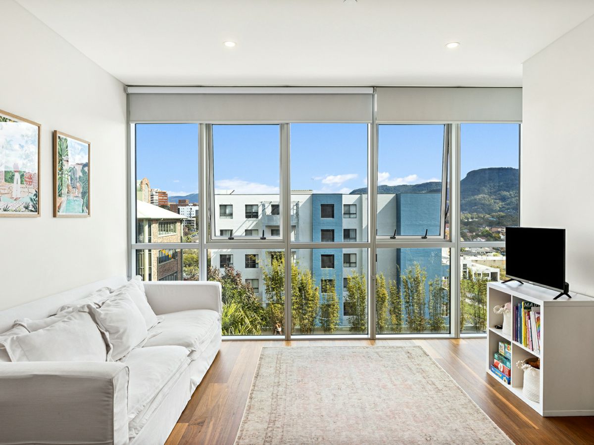 208/10 Regent Street, Wollongong - image 3