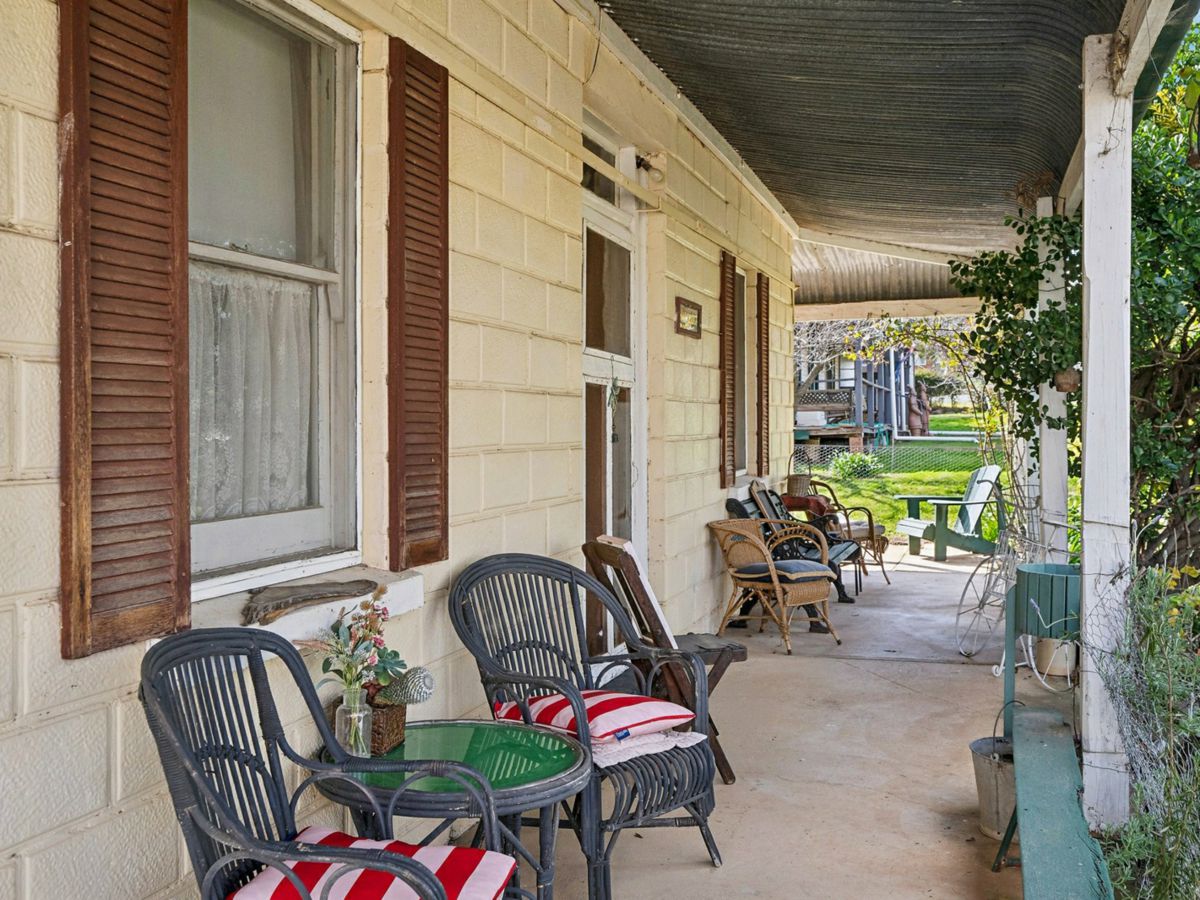 19 Derowie Street, Manildra - image 1