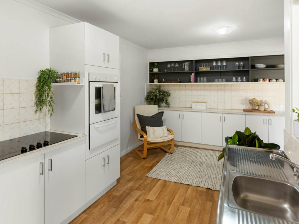 8A Logan Street, Mansfield - image 1