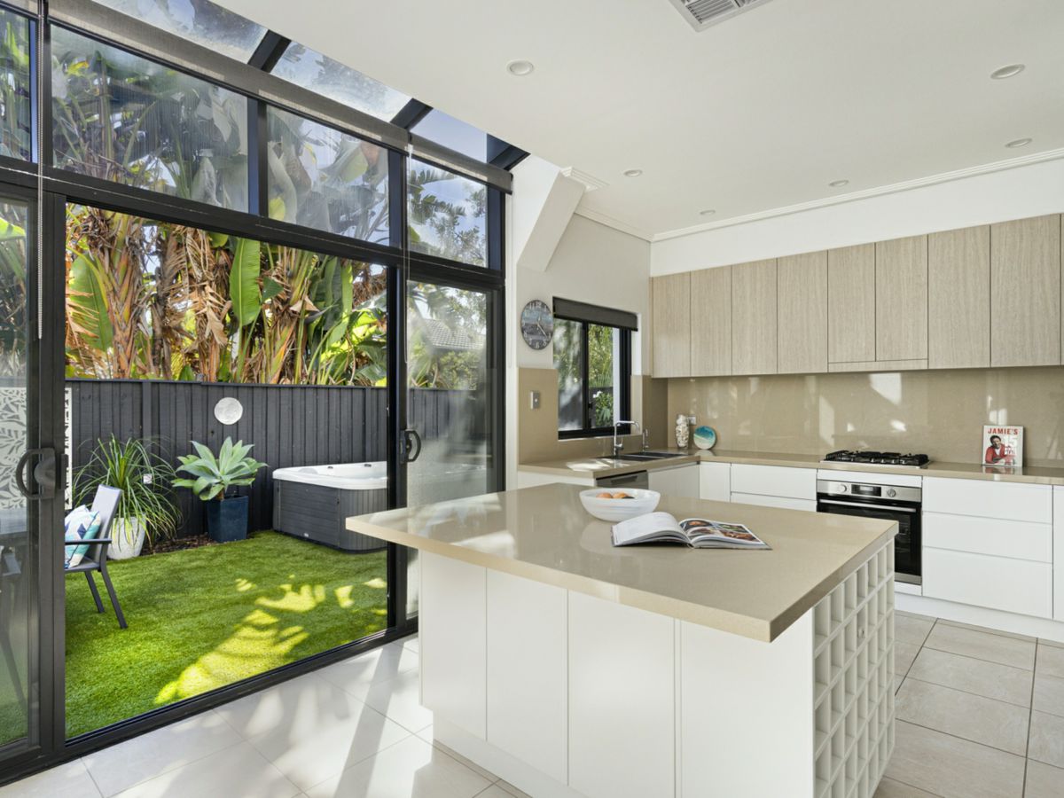 13/34 Golf Avenue, Mona Vale - image 2