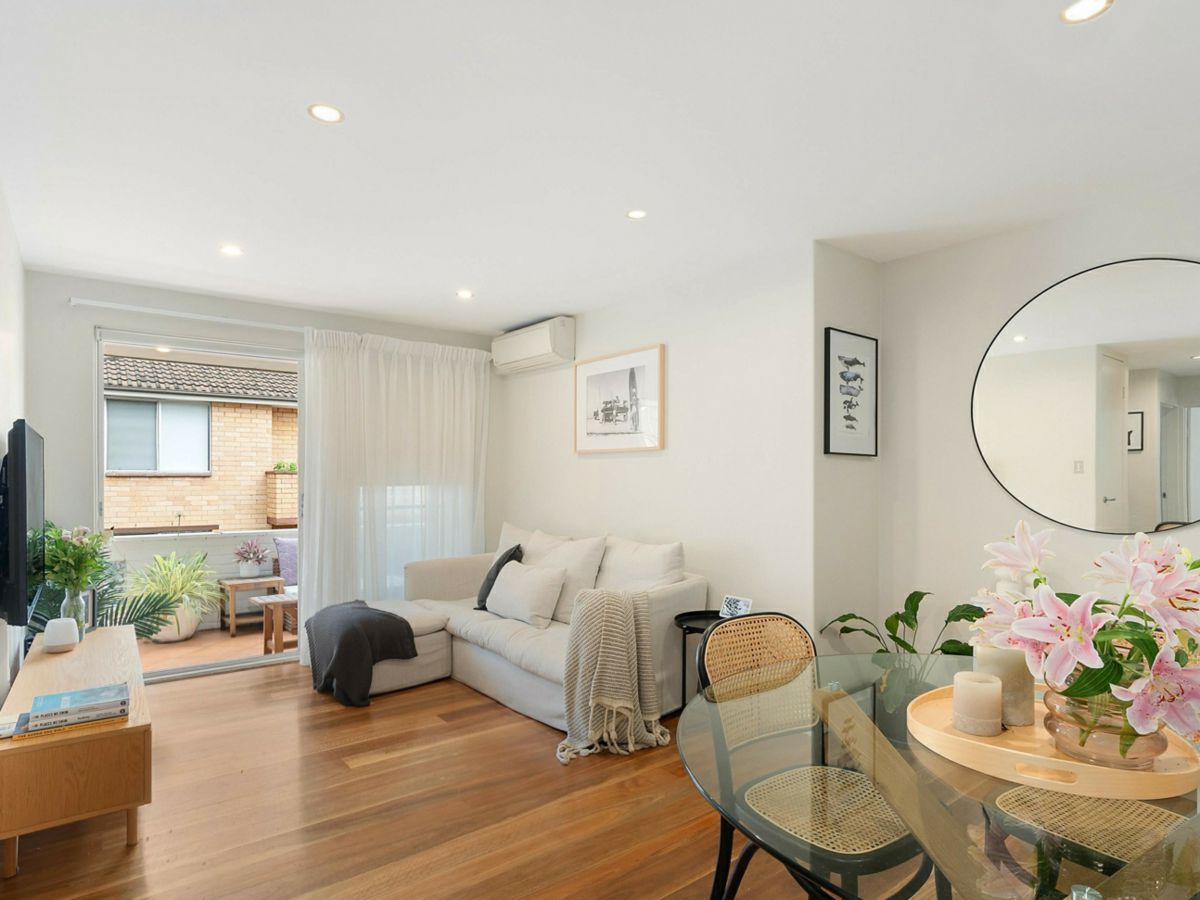 9/4 Ramsay Street, Collaroy - image 1