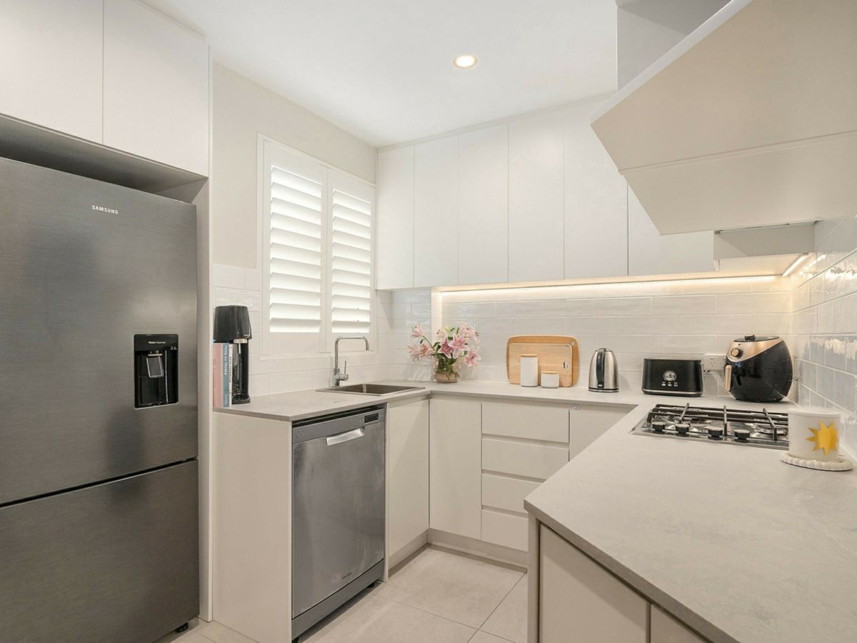 9/4 Ramsay Street, Collaroy - image 2