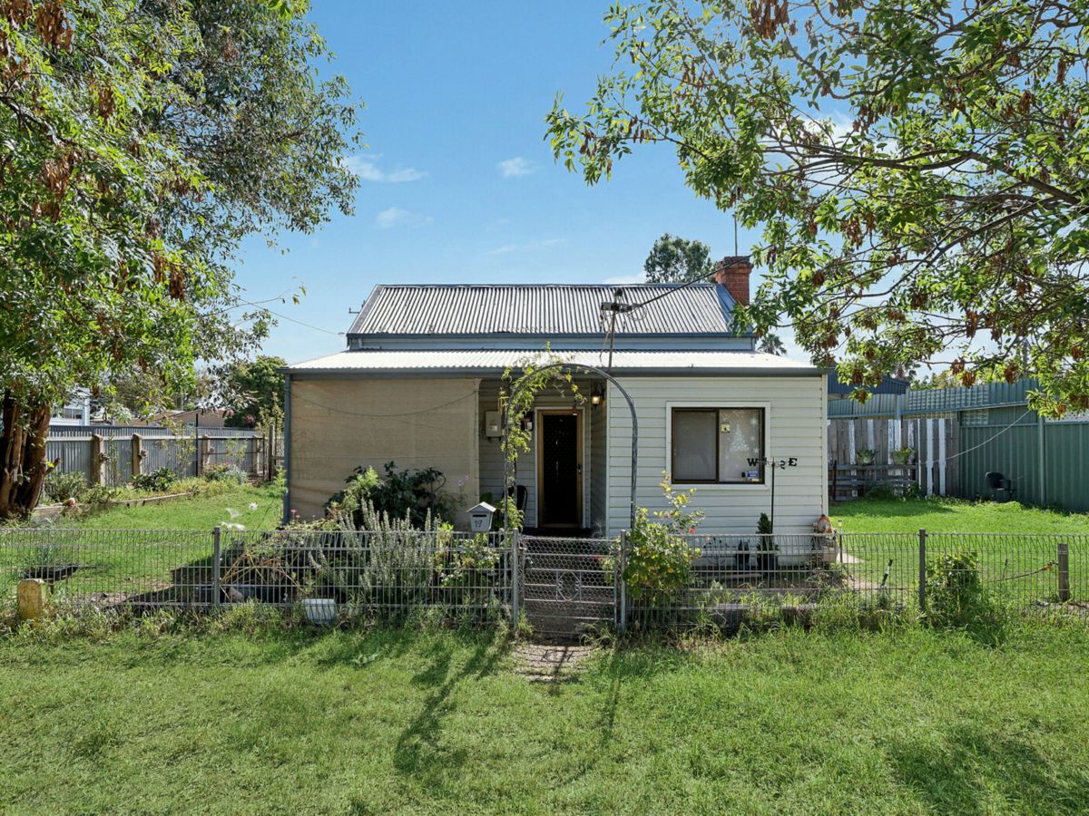 19 Grosvenor Street, Narrandera - image 1