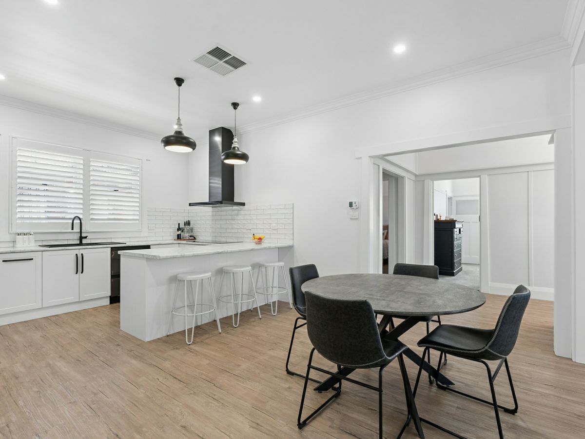 56 Crown Street, Cootamundra - image 2