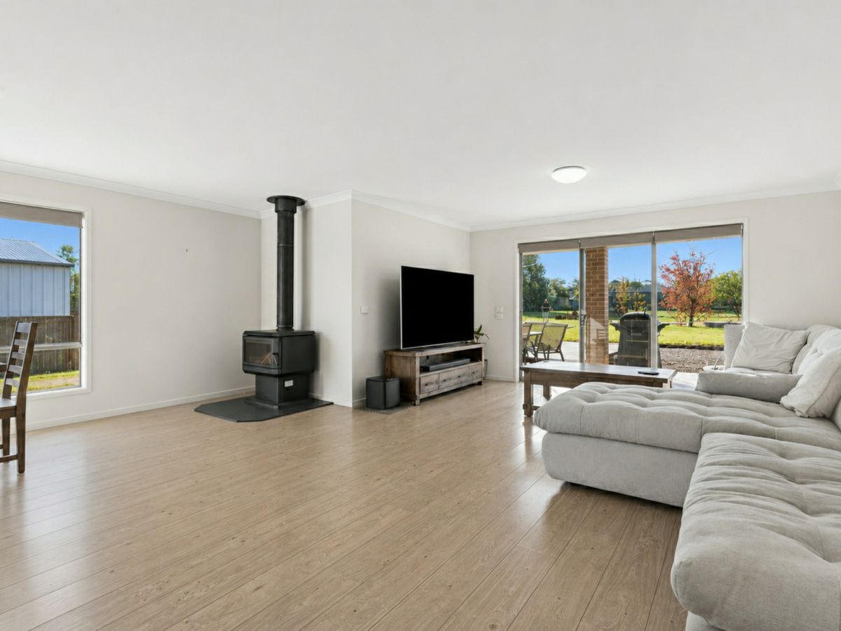 95 Aurora Street, Temora - image 2