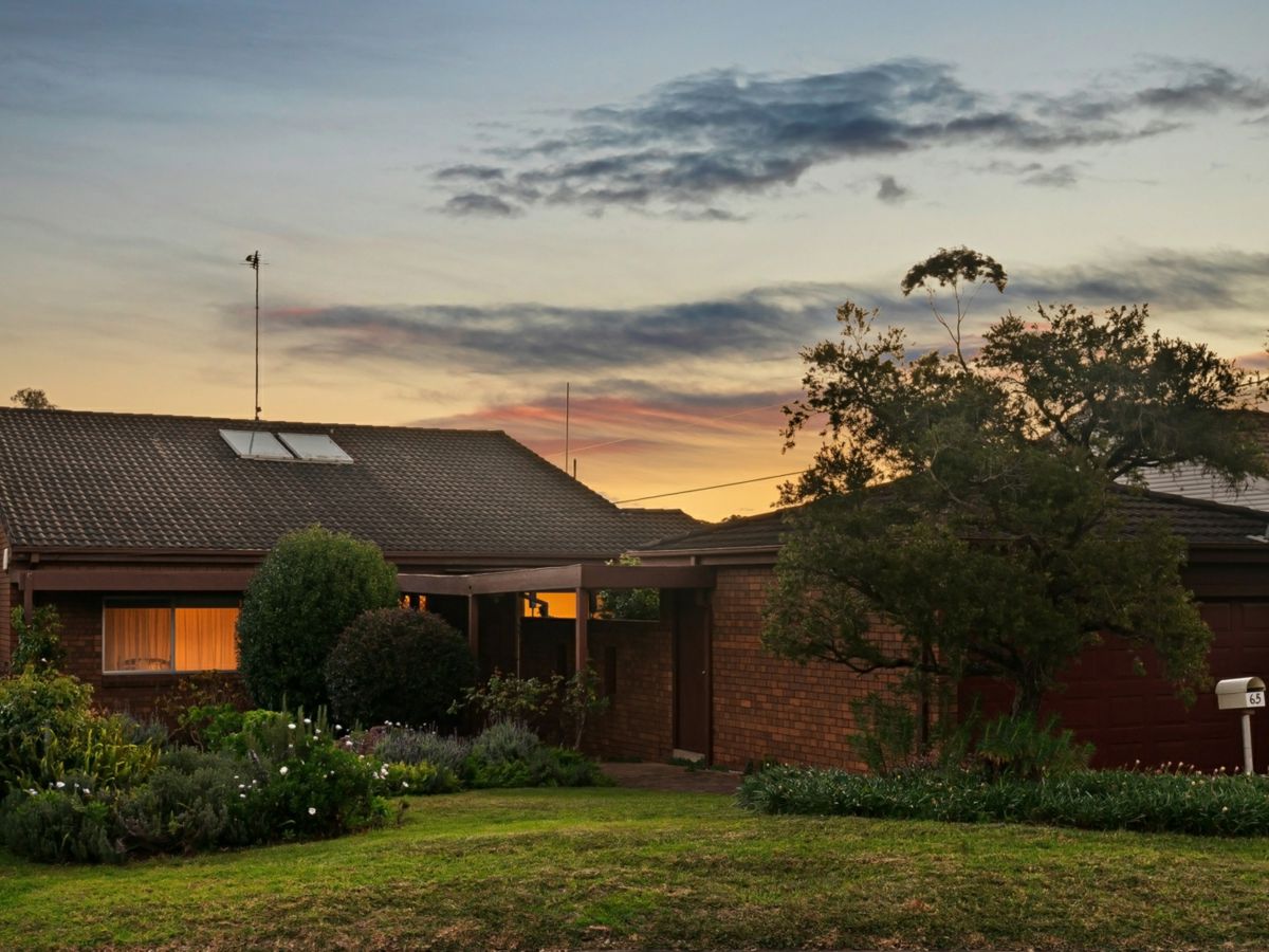 65 Burbank Avenue, Picnic Point - image 2