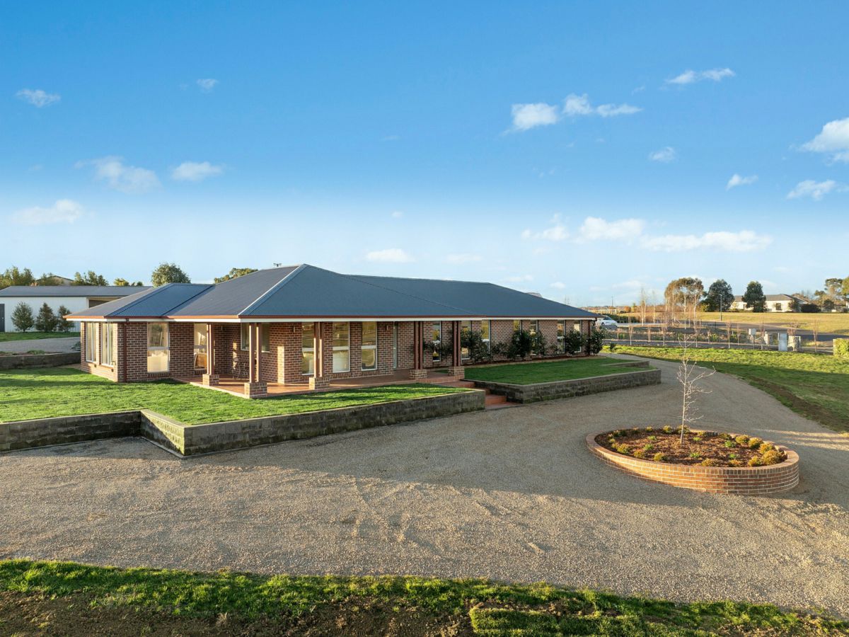 84 Dean Drive, Orange - image 1