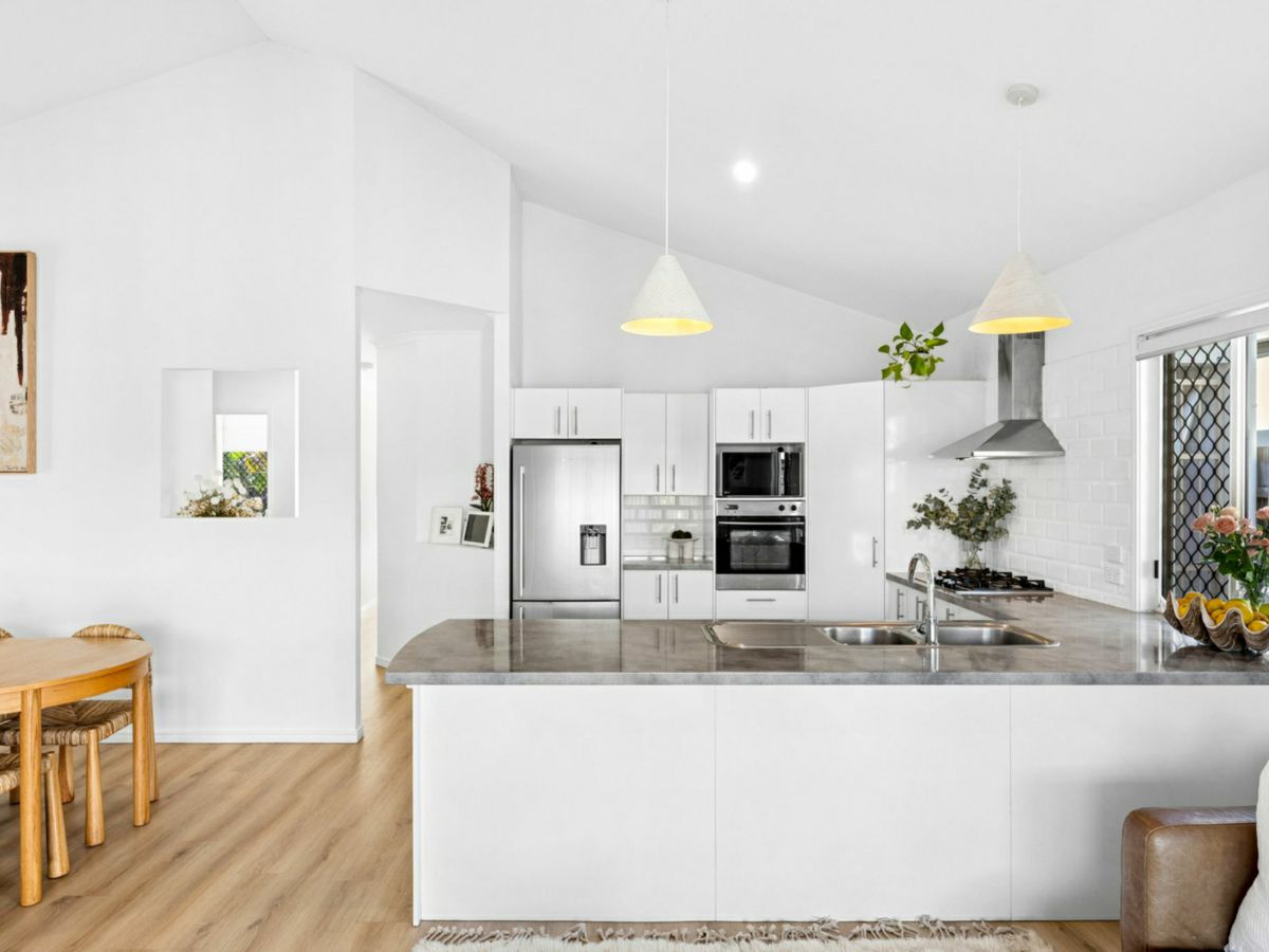 24 Bonaire Court, Parrearra - image 1
