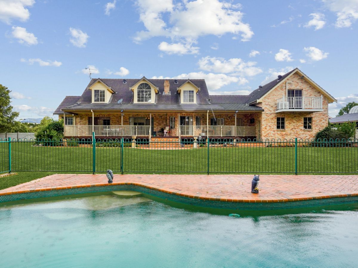 17 Burnside Grove, Windsor Downs - image 1
