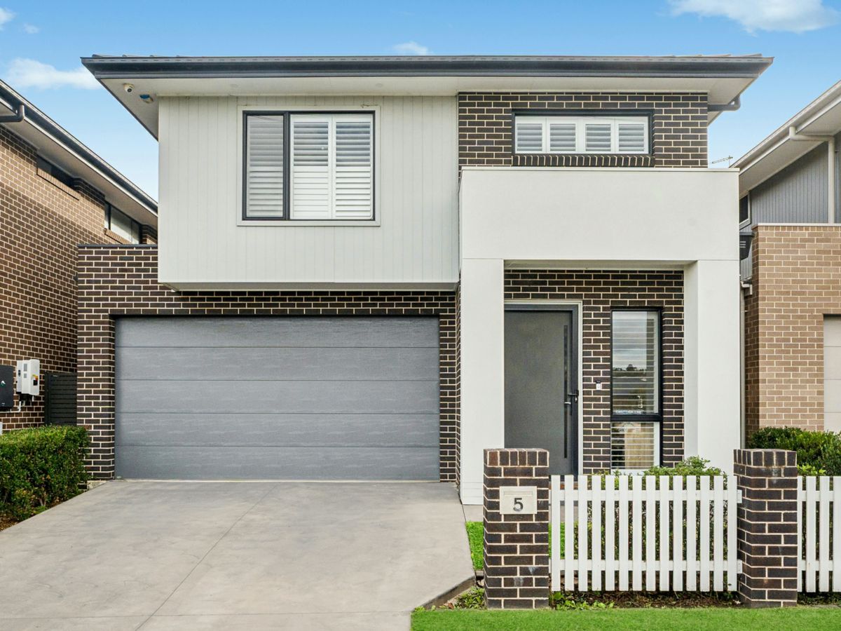 5 Rowland Avenue, Catherine Field - image 1