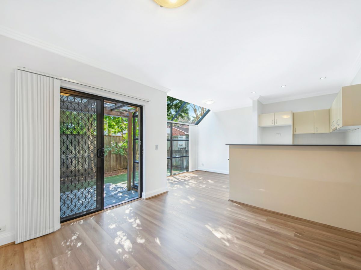 8/15 Webb Avenue, Hornsby - image 1