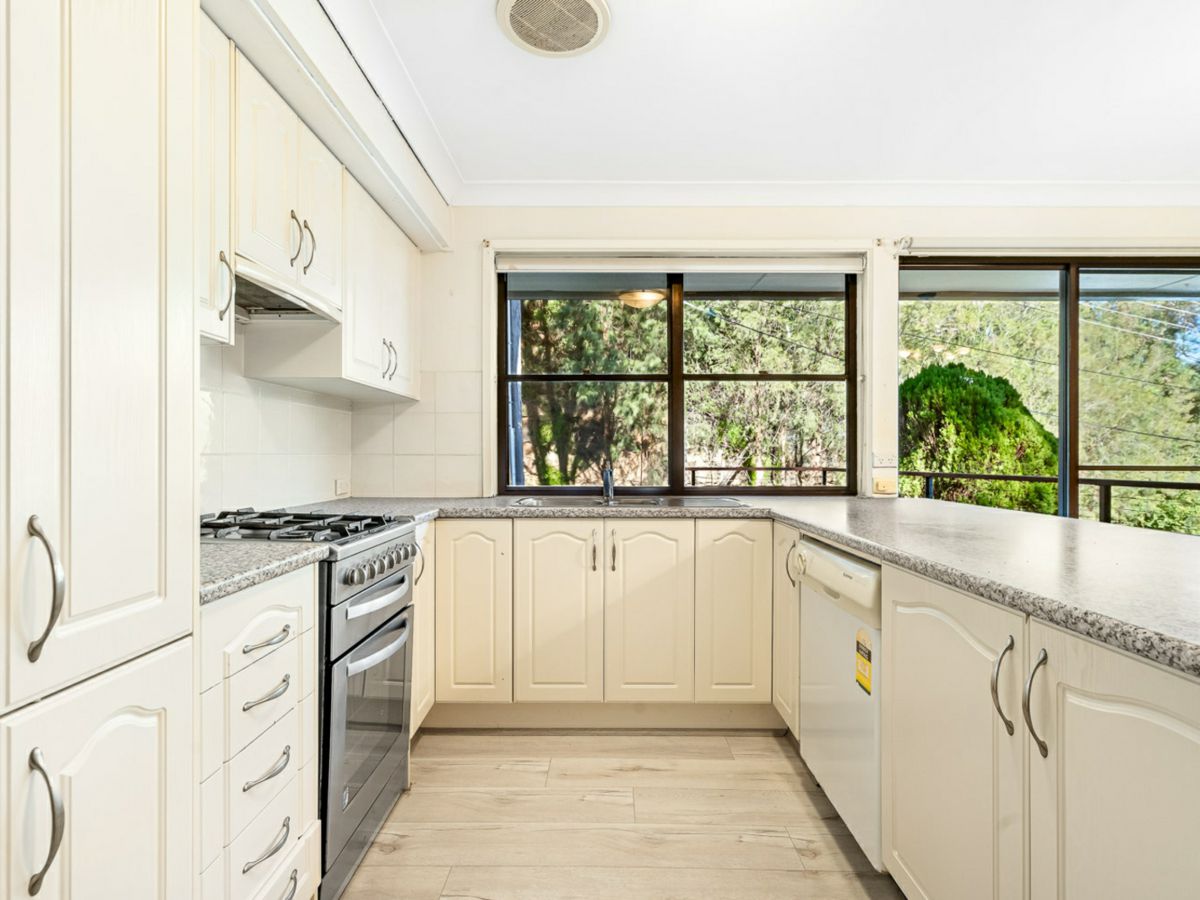 14 Cypress Drive, Lugarno - image 2
