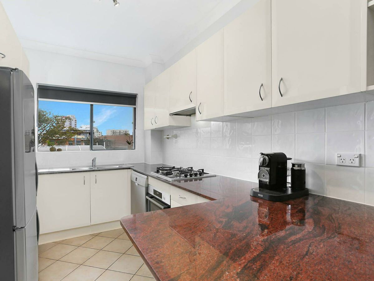 10/52 Kingsway, Cronulla - image 2