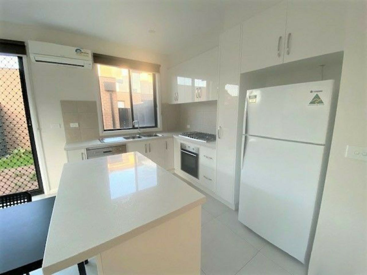 1/8 Koonawarra Street, Clayton - image 2