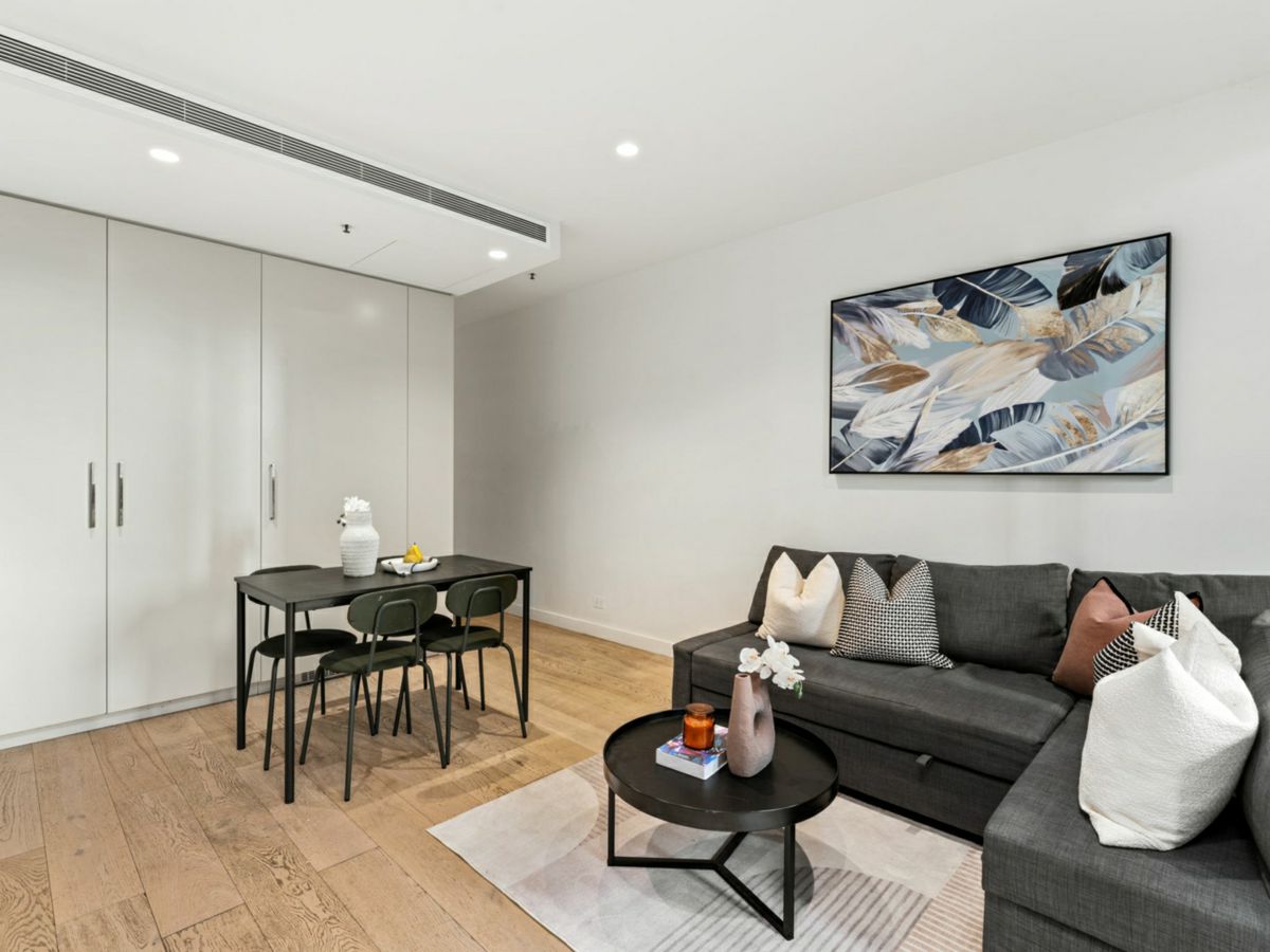 803/141 La Trobe Street, Melbourne - image 2
