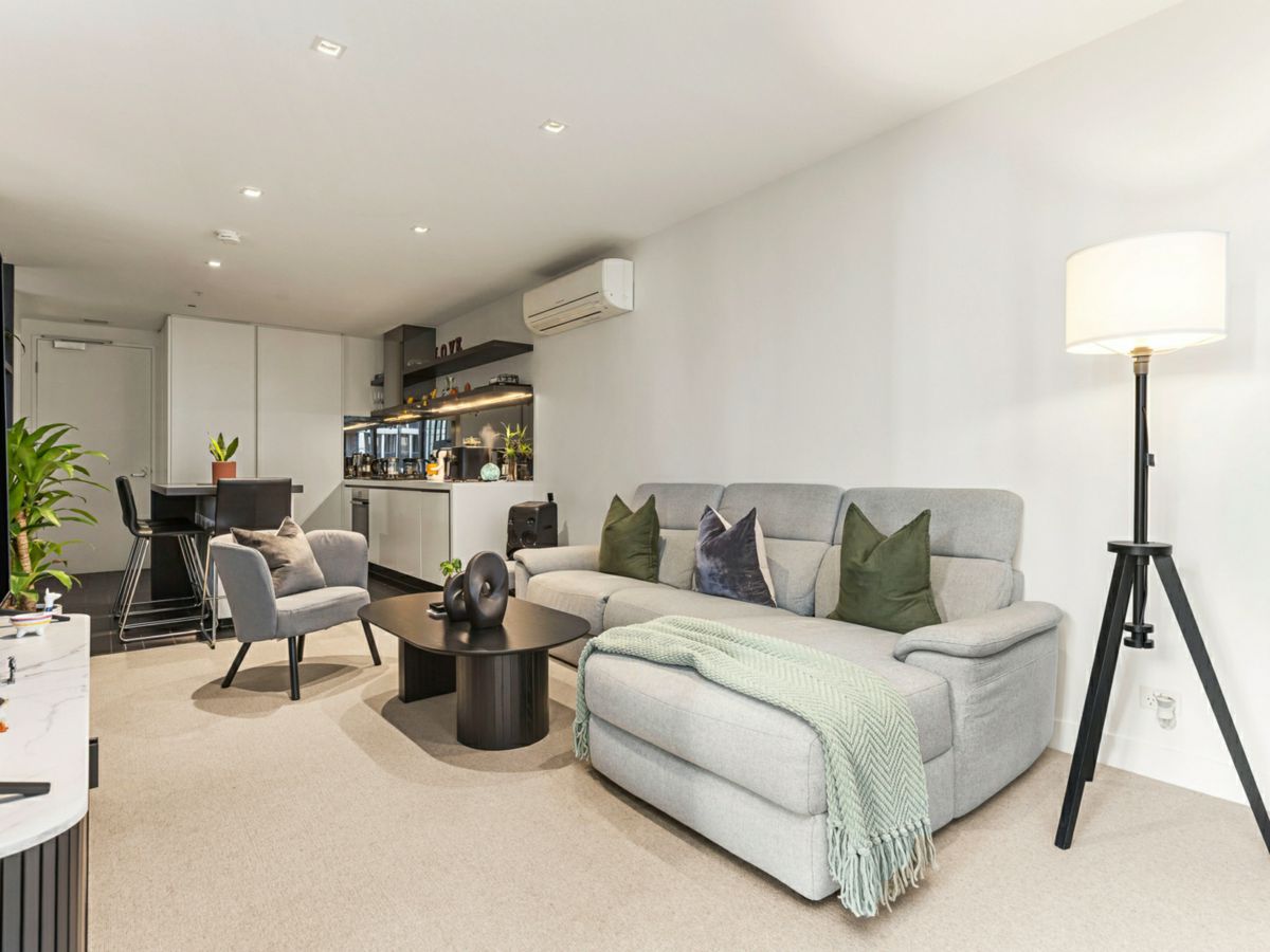 1610/677 La Trobe Street, Docklands - image 2