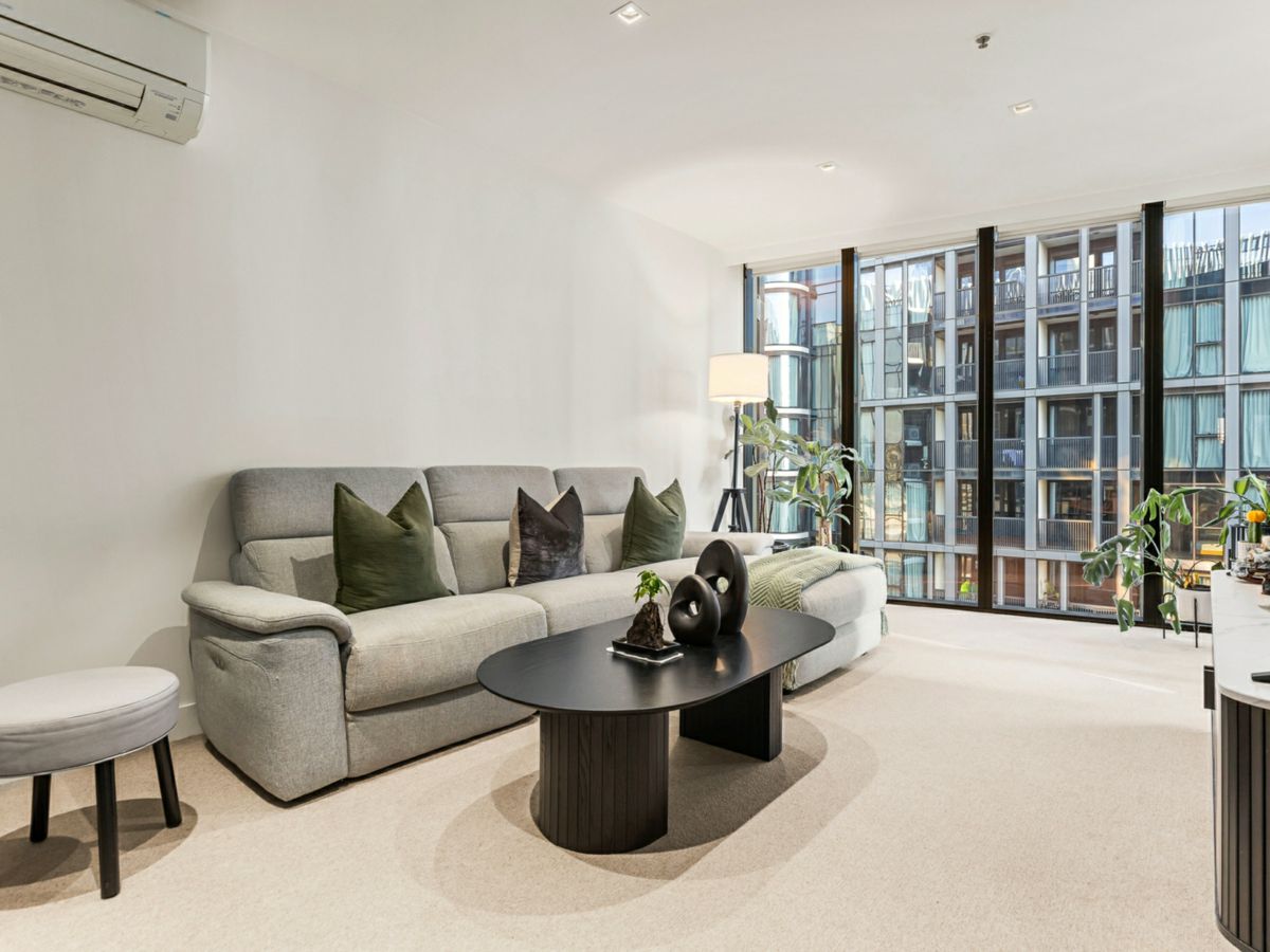 1610/677 La Trobe Street, Docklands - image 3