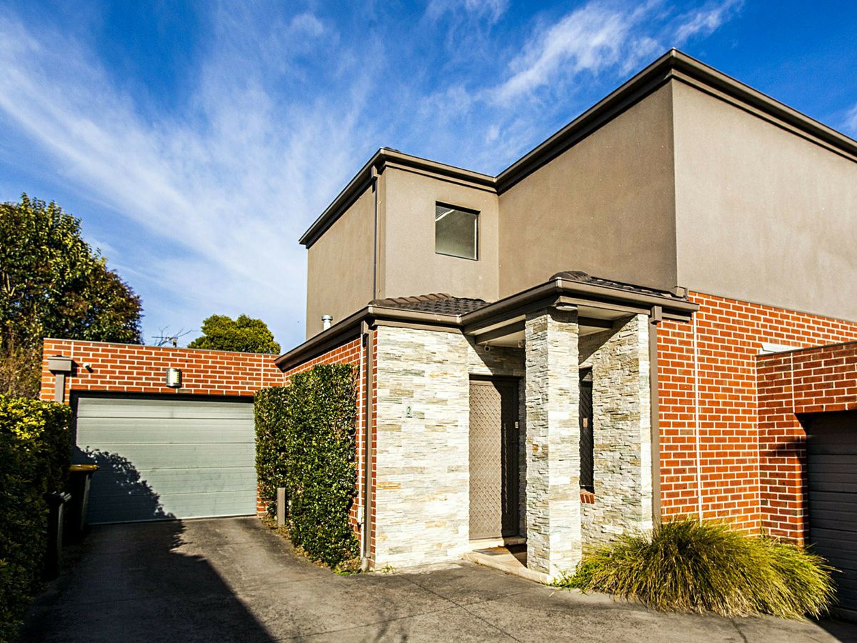 2/4 Lilac Court, Blackburn North - image 1