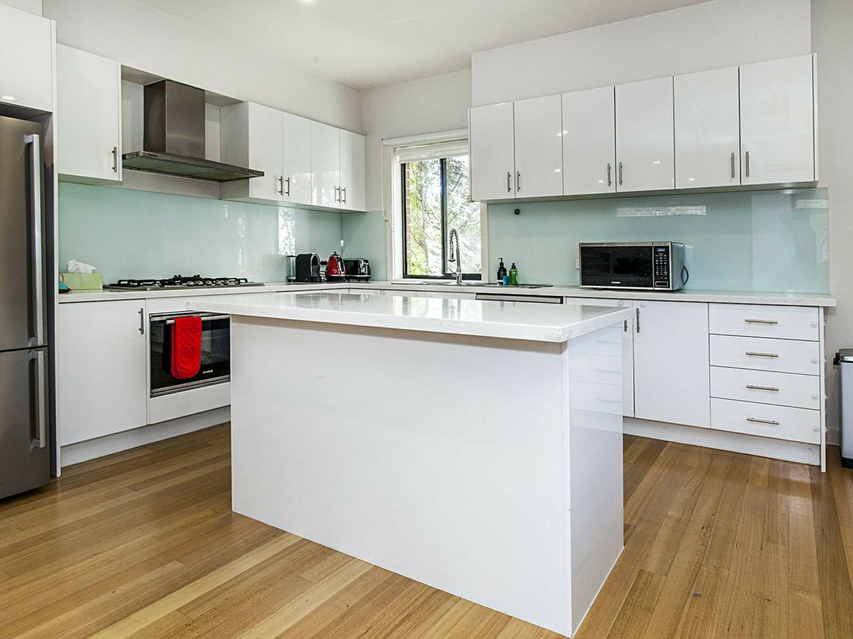 2/4 Lilac Court, Blackburn North - image 2