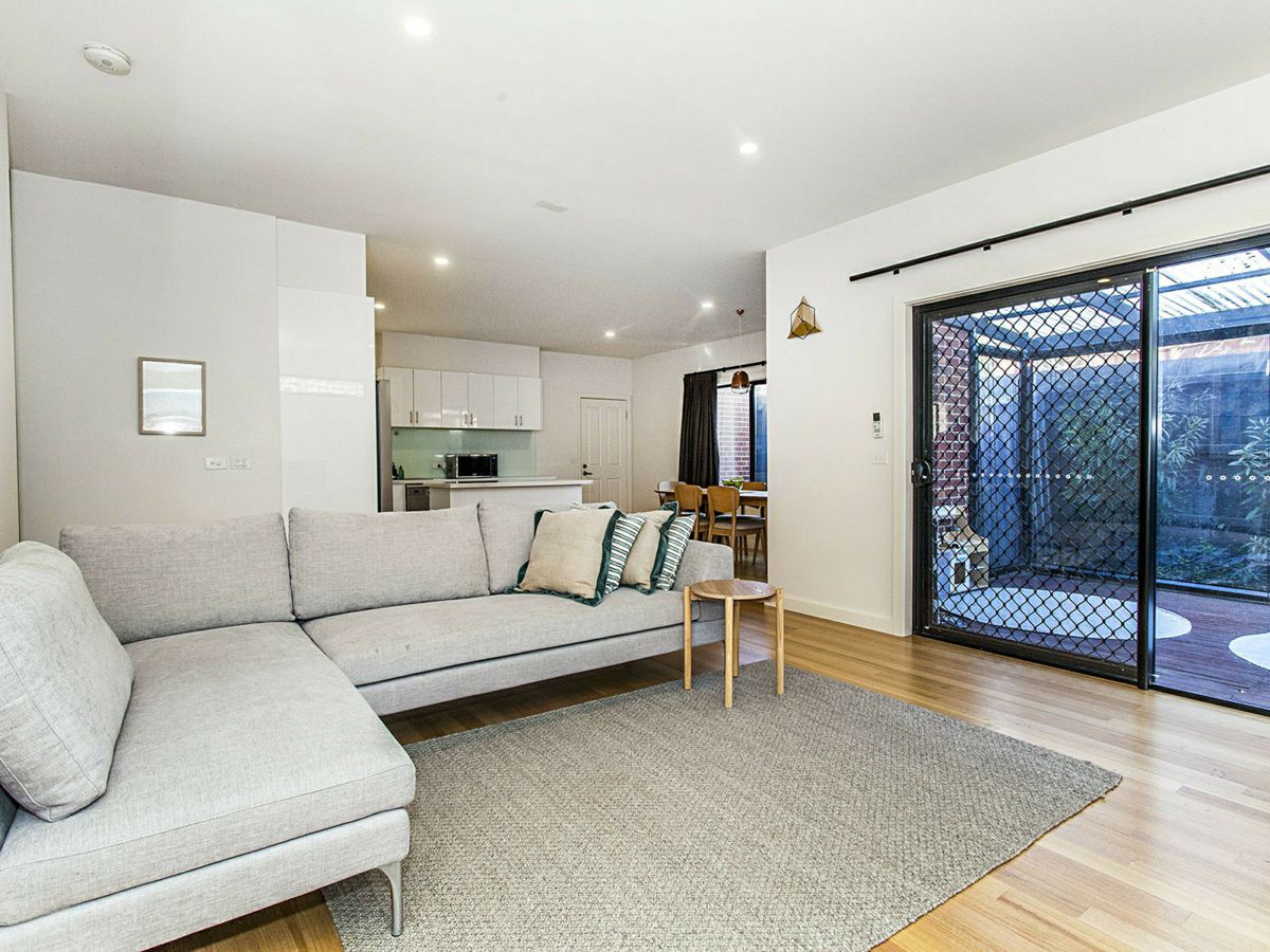 2/4 Lilac Court, Blackburn North - image 3