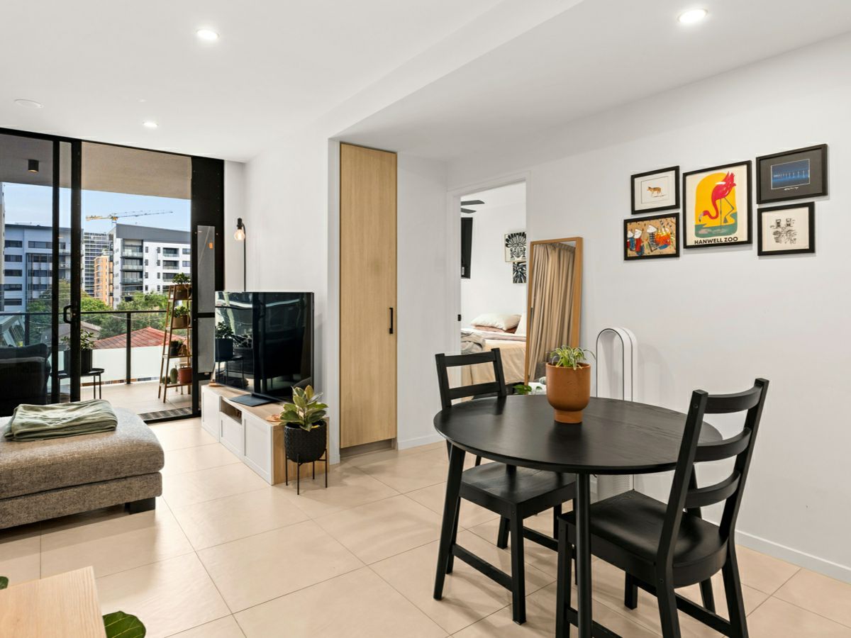 402/8 Zillah Street, Stones Corner - image 2