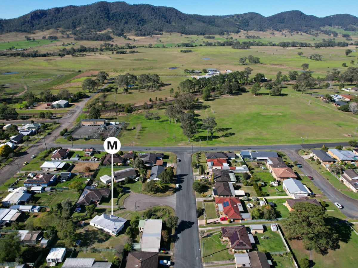 2 Cedar Crescent, Gloucester - image 2