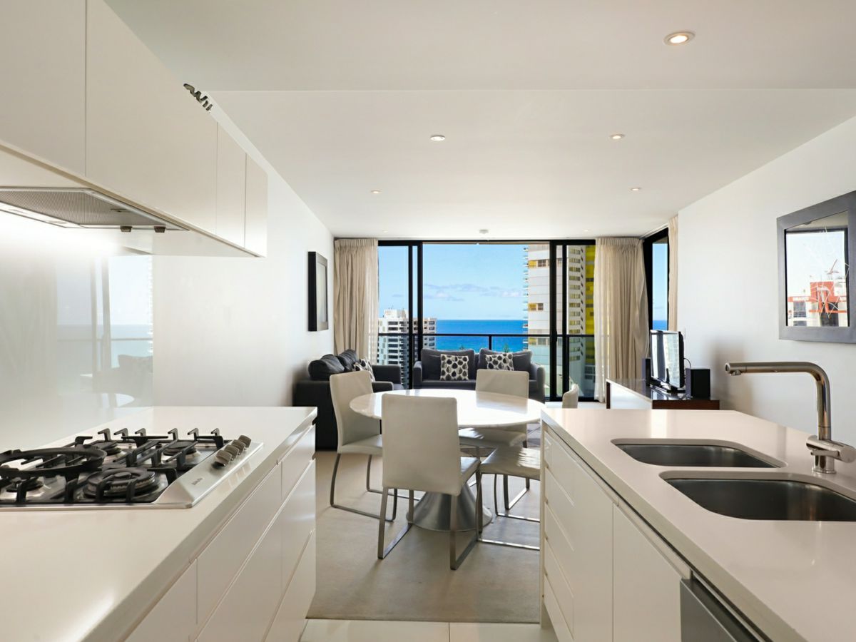 21505/21 Elizabeth Avenue, Broadbeach - image 3
