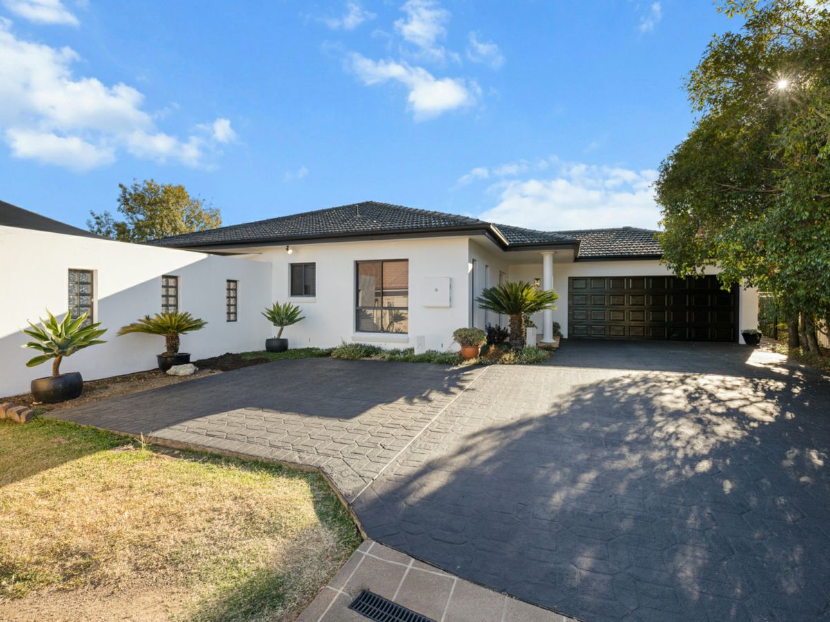 5 The Retreat, Tamworth - image 1