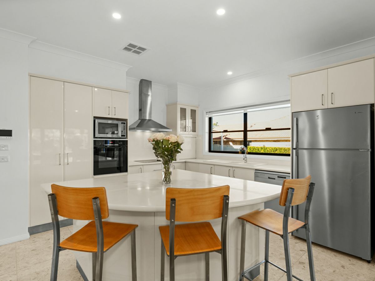 5 The Retreat, Tamworth - image 2