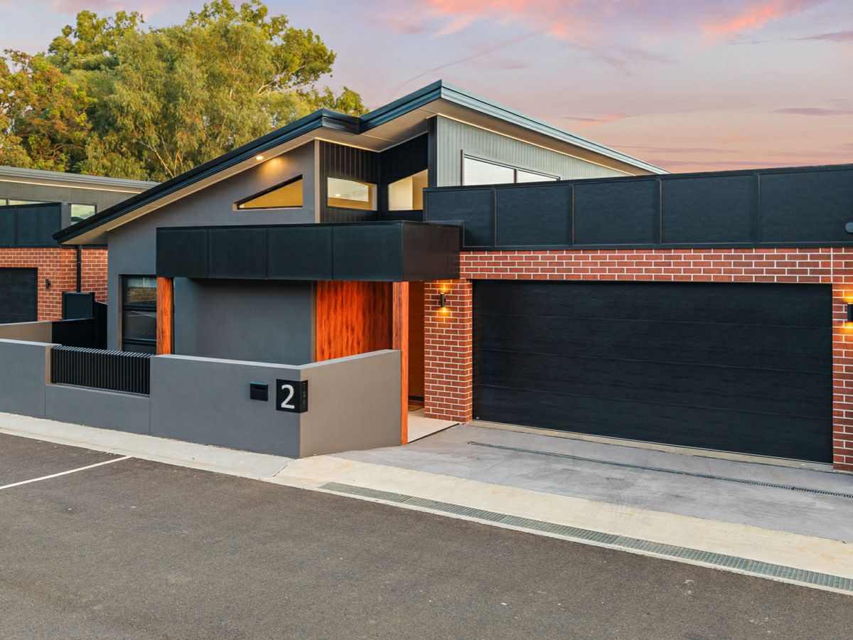 2/221 Carthage Street, Tamworth - image 1