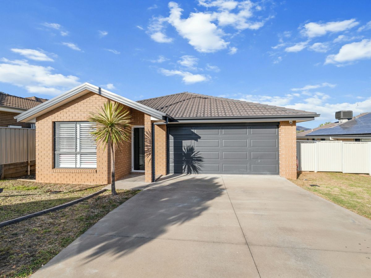 16 Lake Place, Tamworth - image 1