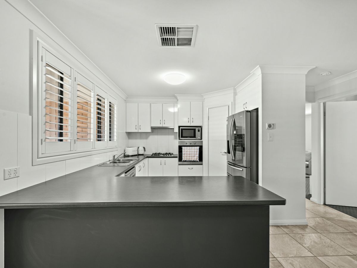 16 Lake Place, Tamworth - image 2