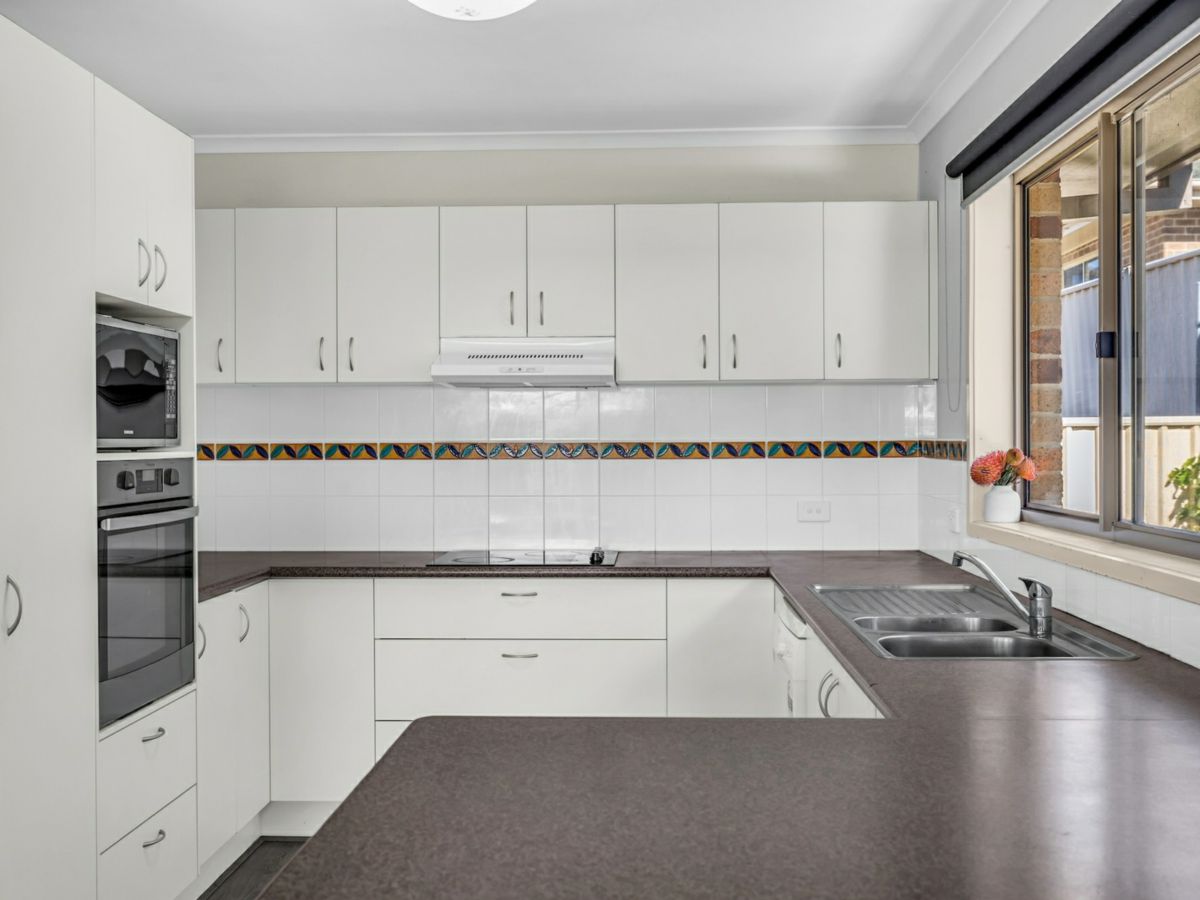 1/1 Krista Lee Court, Tura Beach - image 3