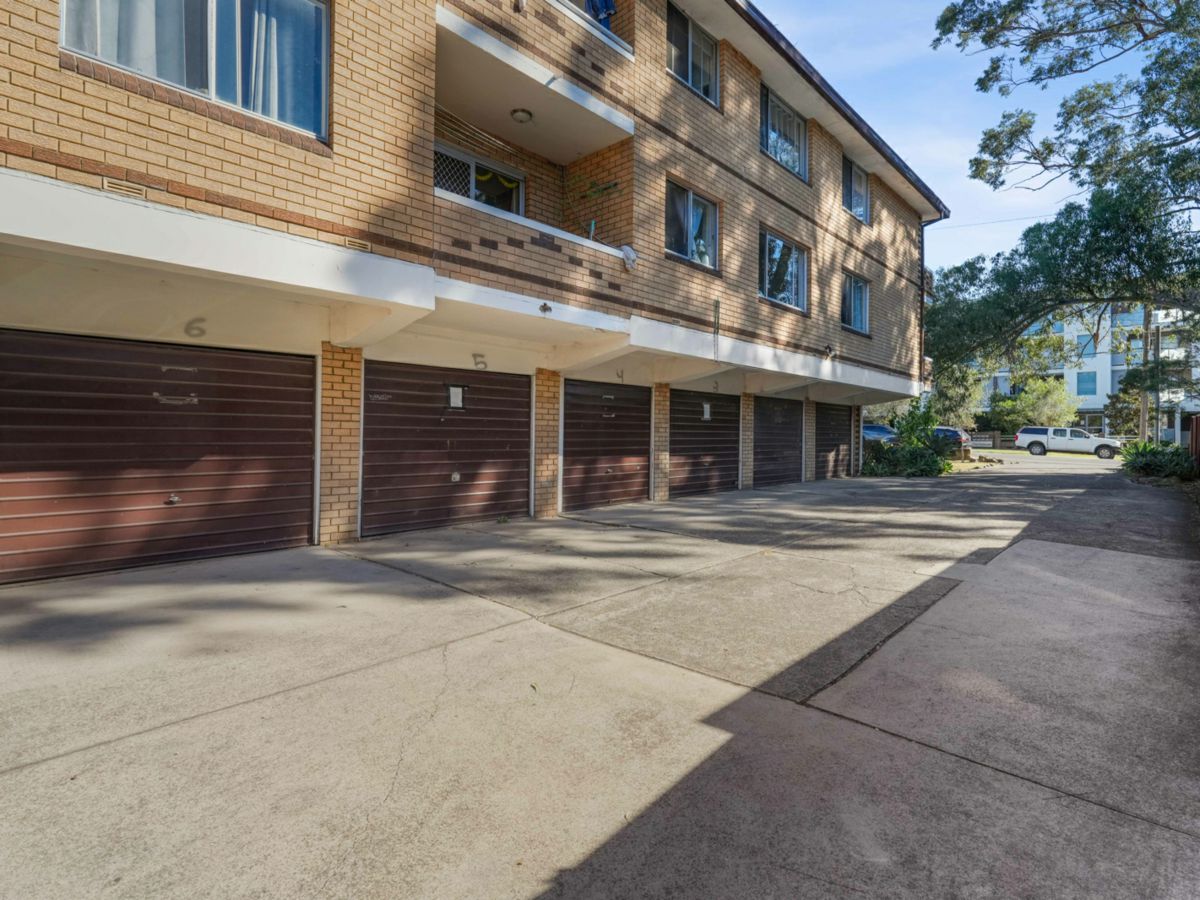 80 The Esplanade, Guildford - image 1