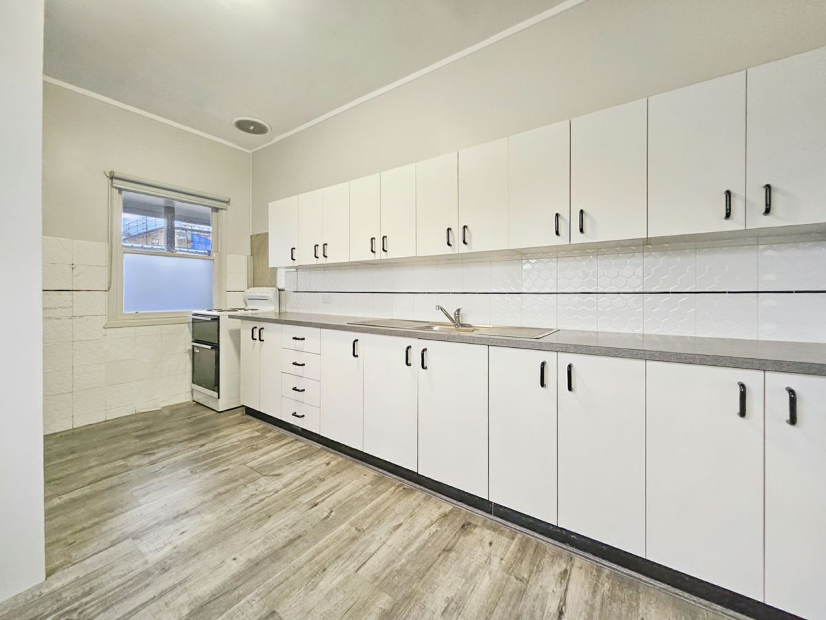 8 Endeavour Road, Georges Hall - image 2
