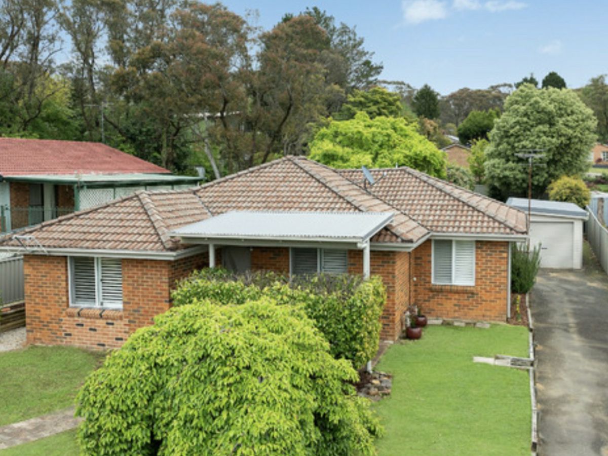 8 Hill Street, Wentworth Falls - image 1