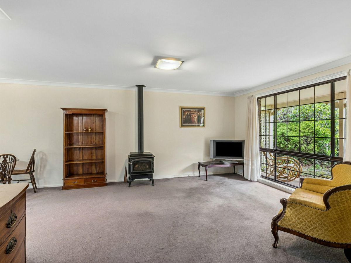 5 Hillcrest Road, Wentworth Falls - image 2