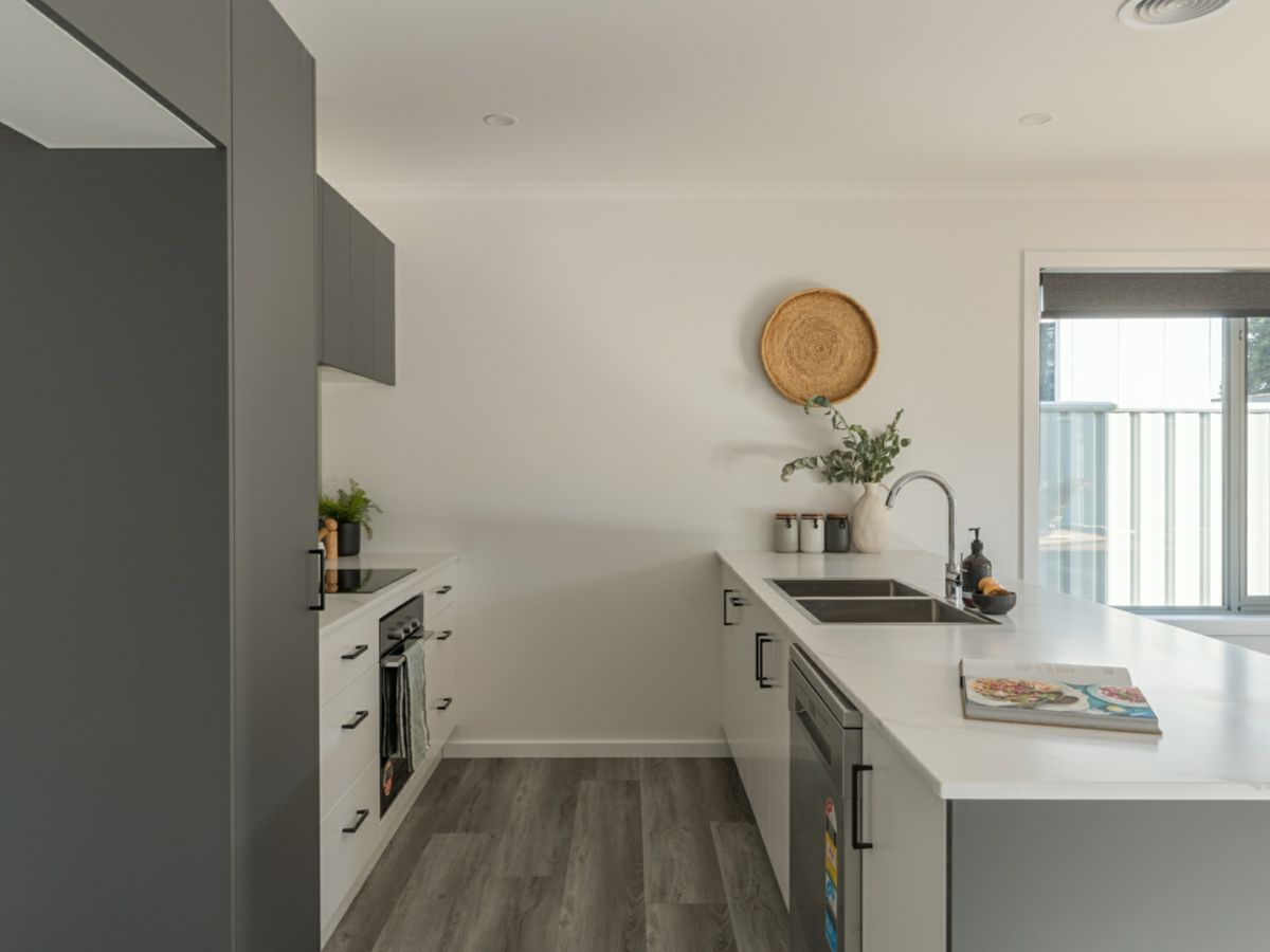 2/421 Hobart Road, Youngtown - image 2