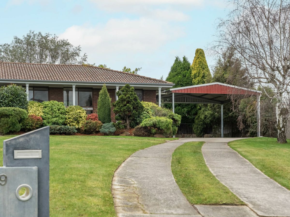 9 Bonnard Court, Newnham - image 1