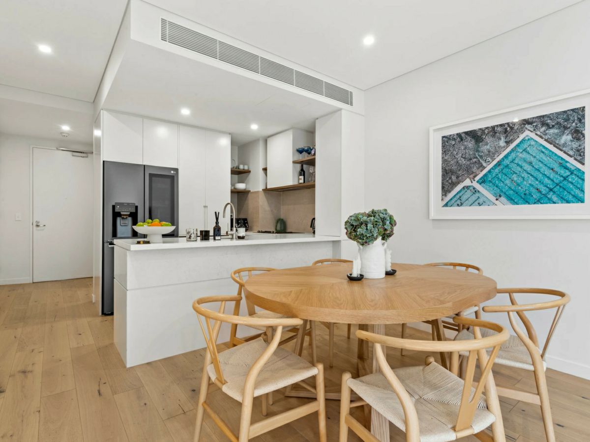 212/105 Wellington Street, Bondi Beach - image 2