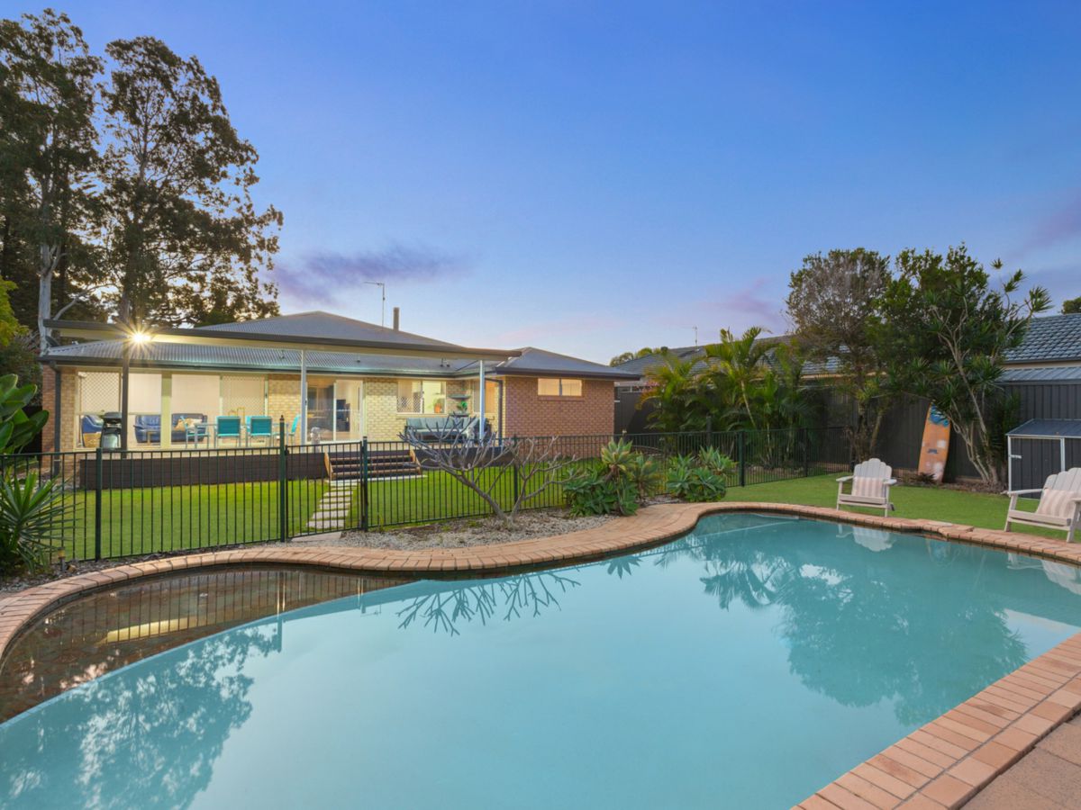 4 Yerrecoin Place, Burleigh Waters - image 1