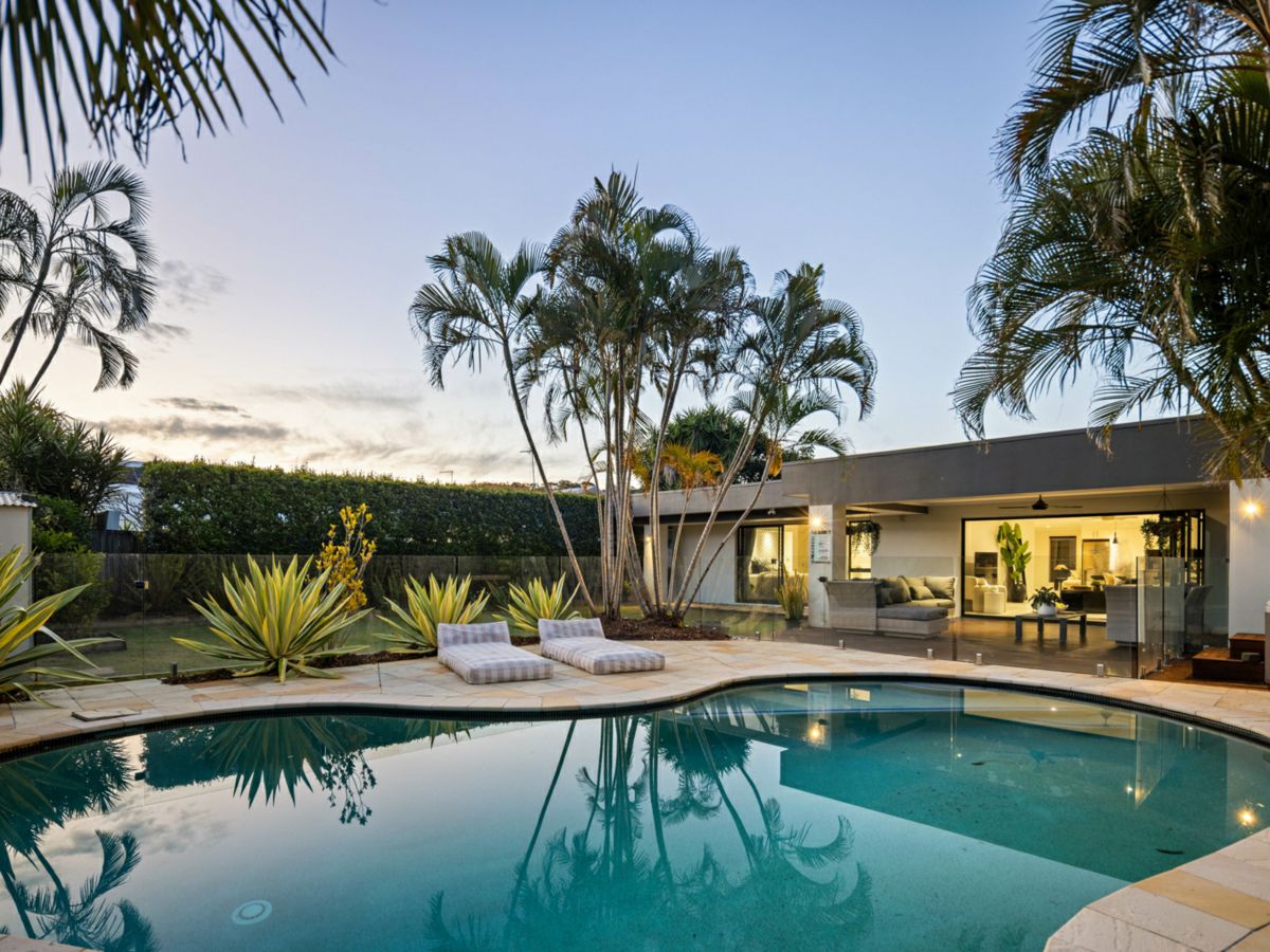 14 Manakin Avenue, Burleigh Waters - image 1