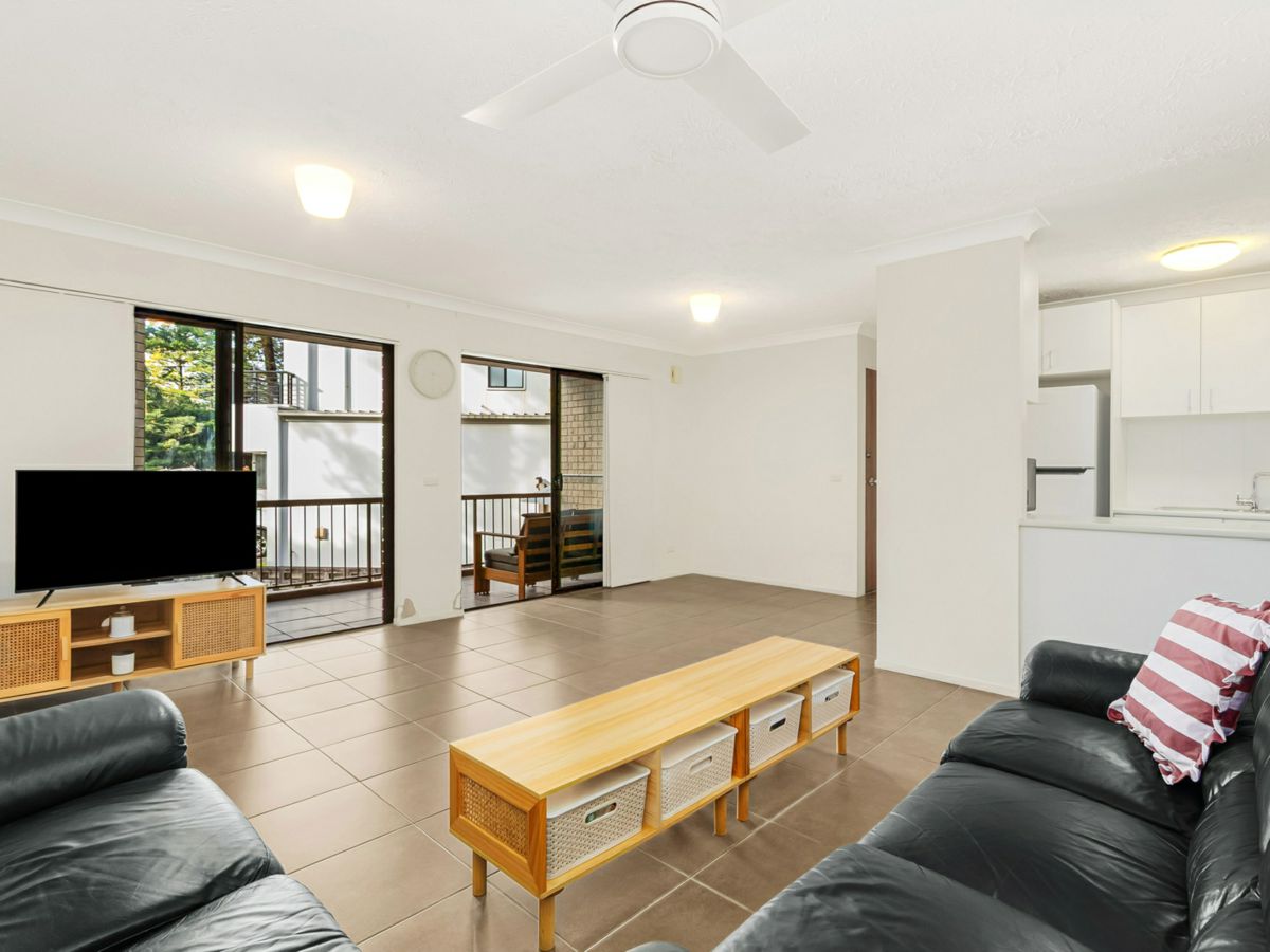 2/8 Twenty Second Avenue, Palm Beach - image 2