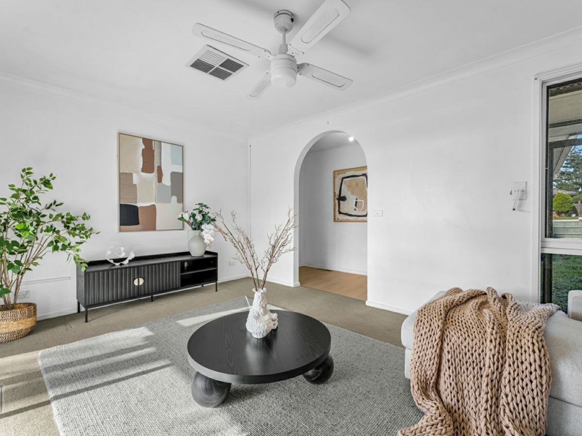 15 Springfield Crescent, Hampton Park - image 1