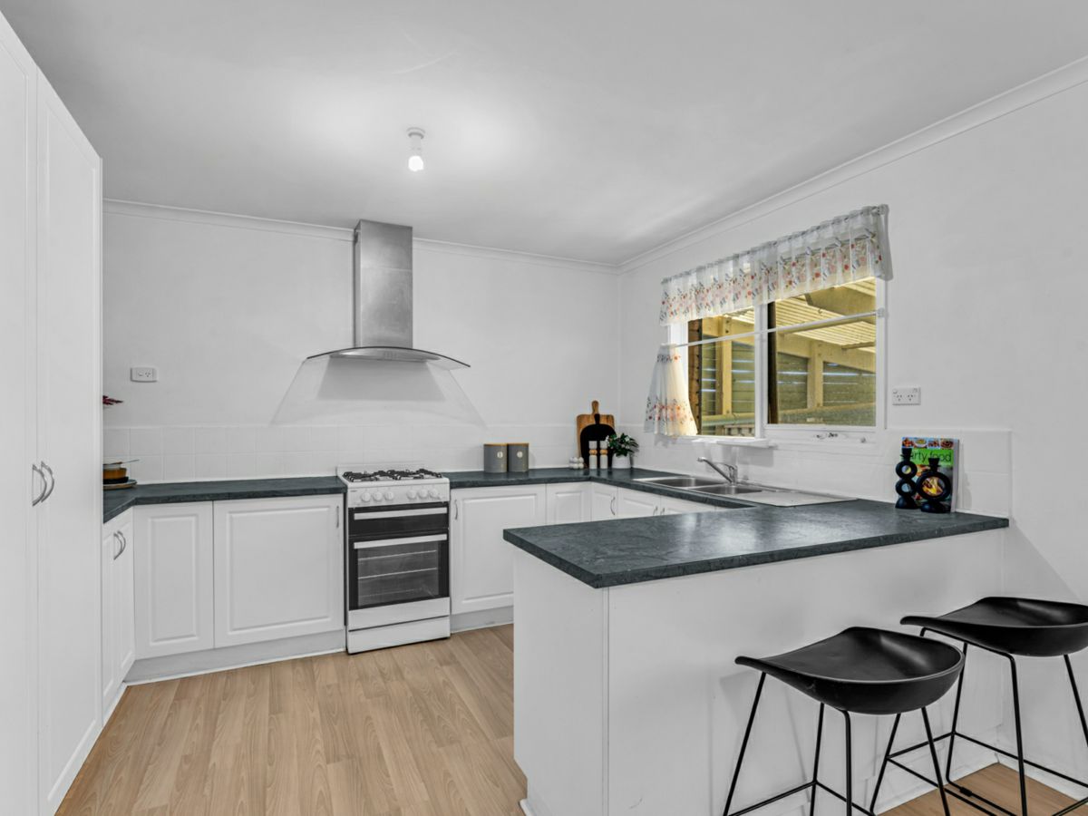 15 Springfield Crescent, Hampton Park - image 2