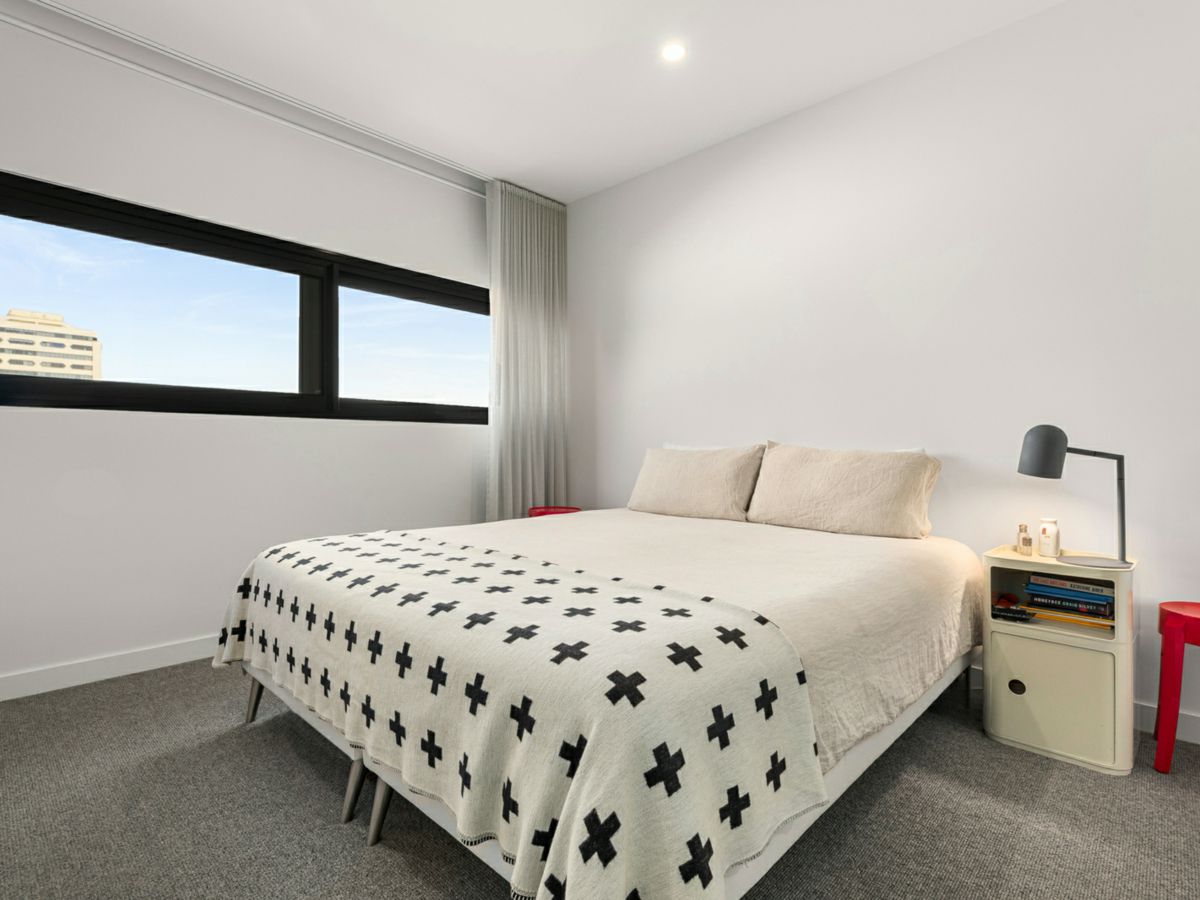 303/11 Jackson Street, St Kilda - image 3