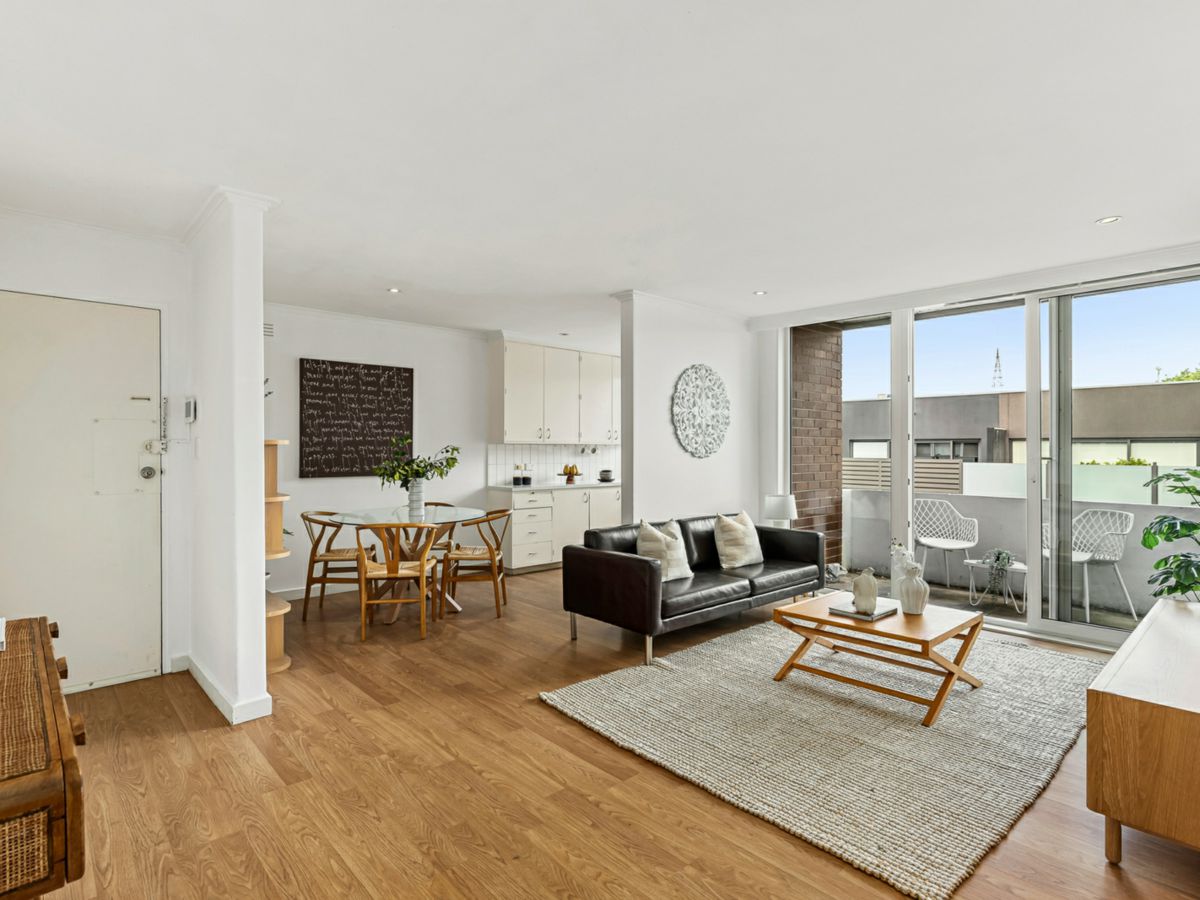 21/19 Robe Street, St Kilda - image 1